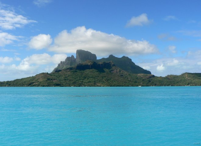 96- Le mont Otemanu vu du motu Temahu a l'est 